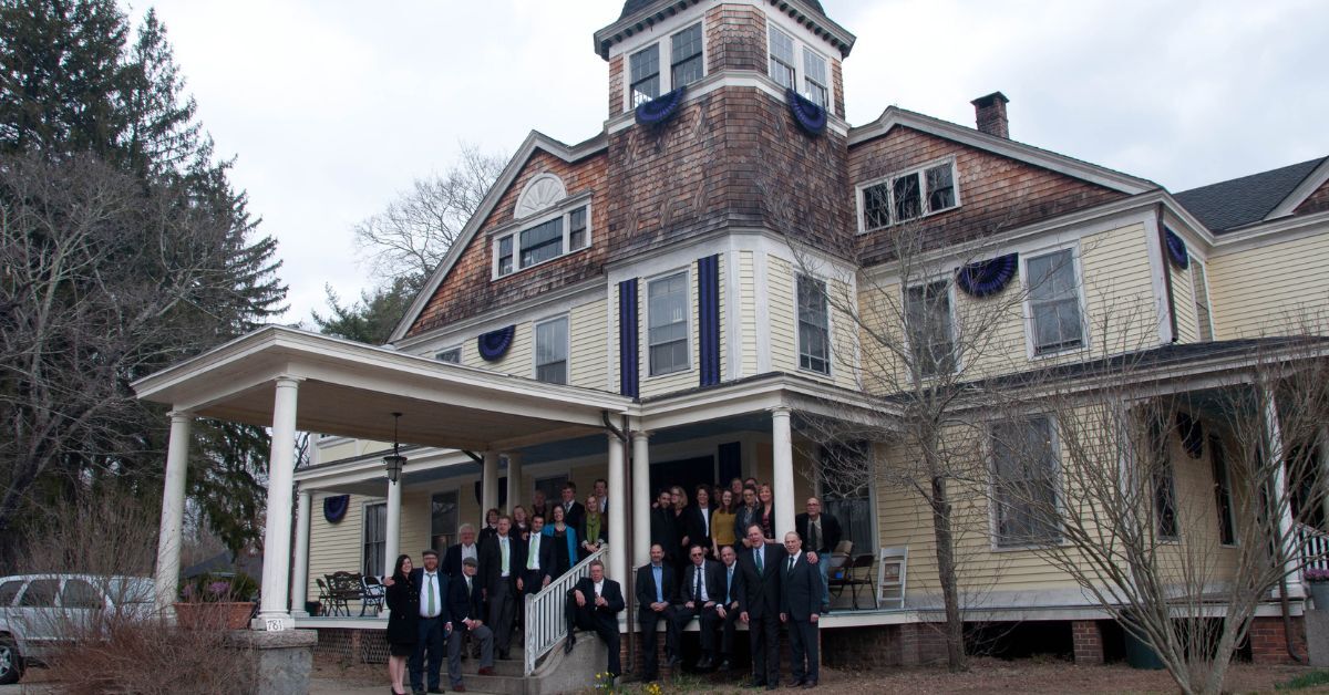 Tips for Hosting a Memorial at Home or Outdoors